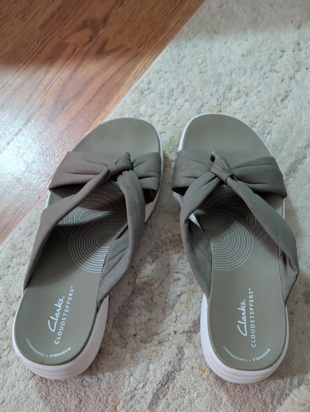 Clarks Cloudsteppers Olive Knot Slide Sandals with White Sole